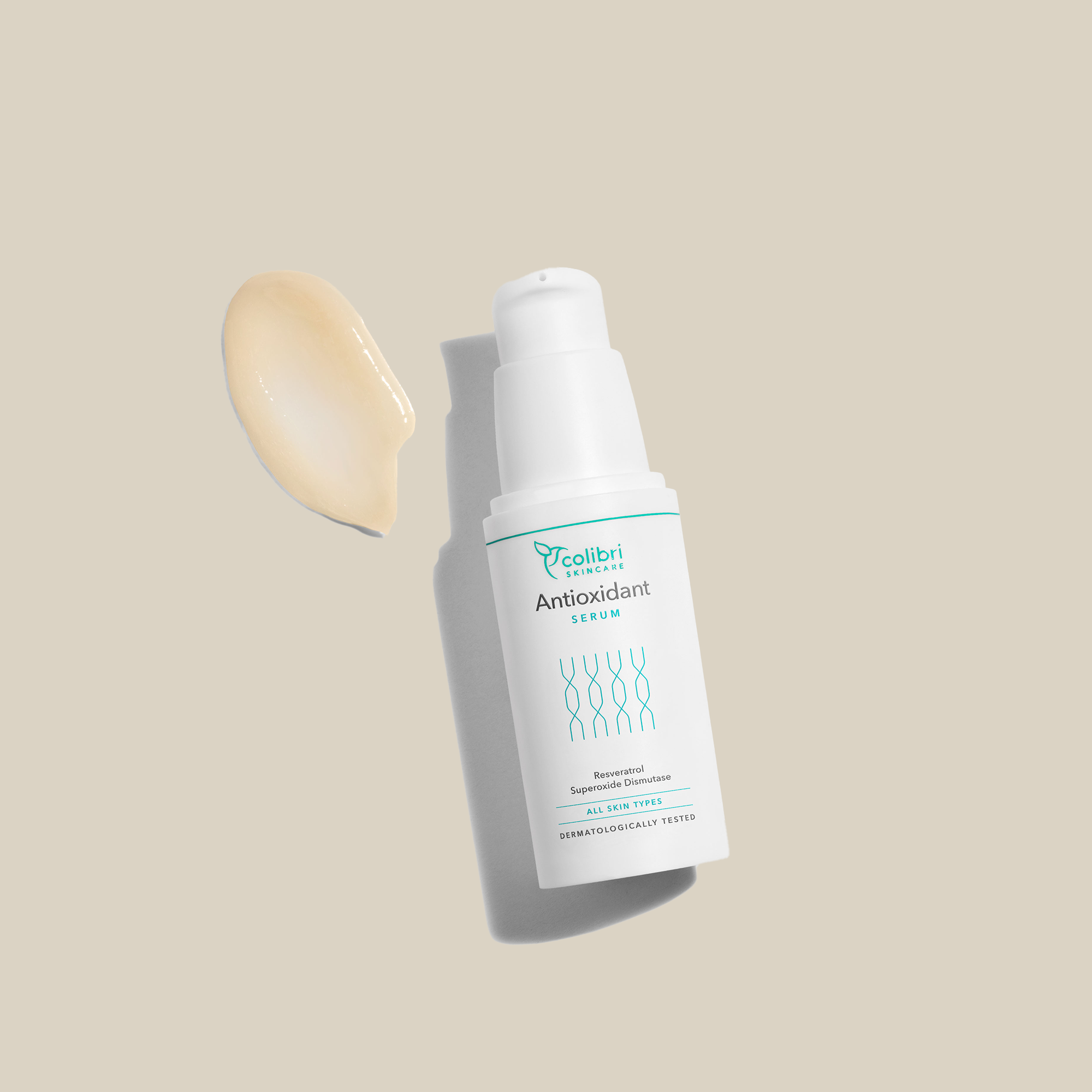 Weißes Serumfläschchen mit "Antioxidant Serum"-Aufschrift, daneben eine beige Cremeprobe, vor beigem Hintergrund.