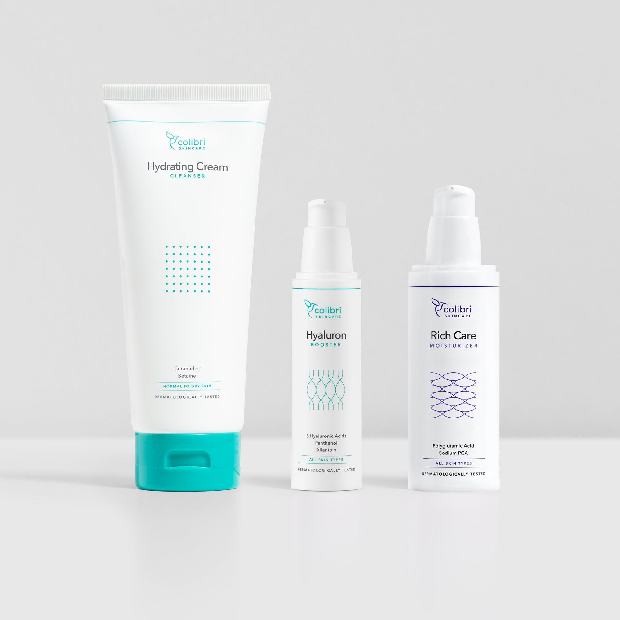 Drei Hautpflegeprodukte auf weißem Hintergrund: Feuchtigkeitscreme, Hyaluron-Booster und reichhaltige Pflegecreme.