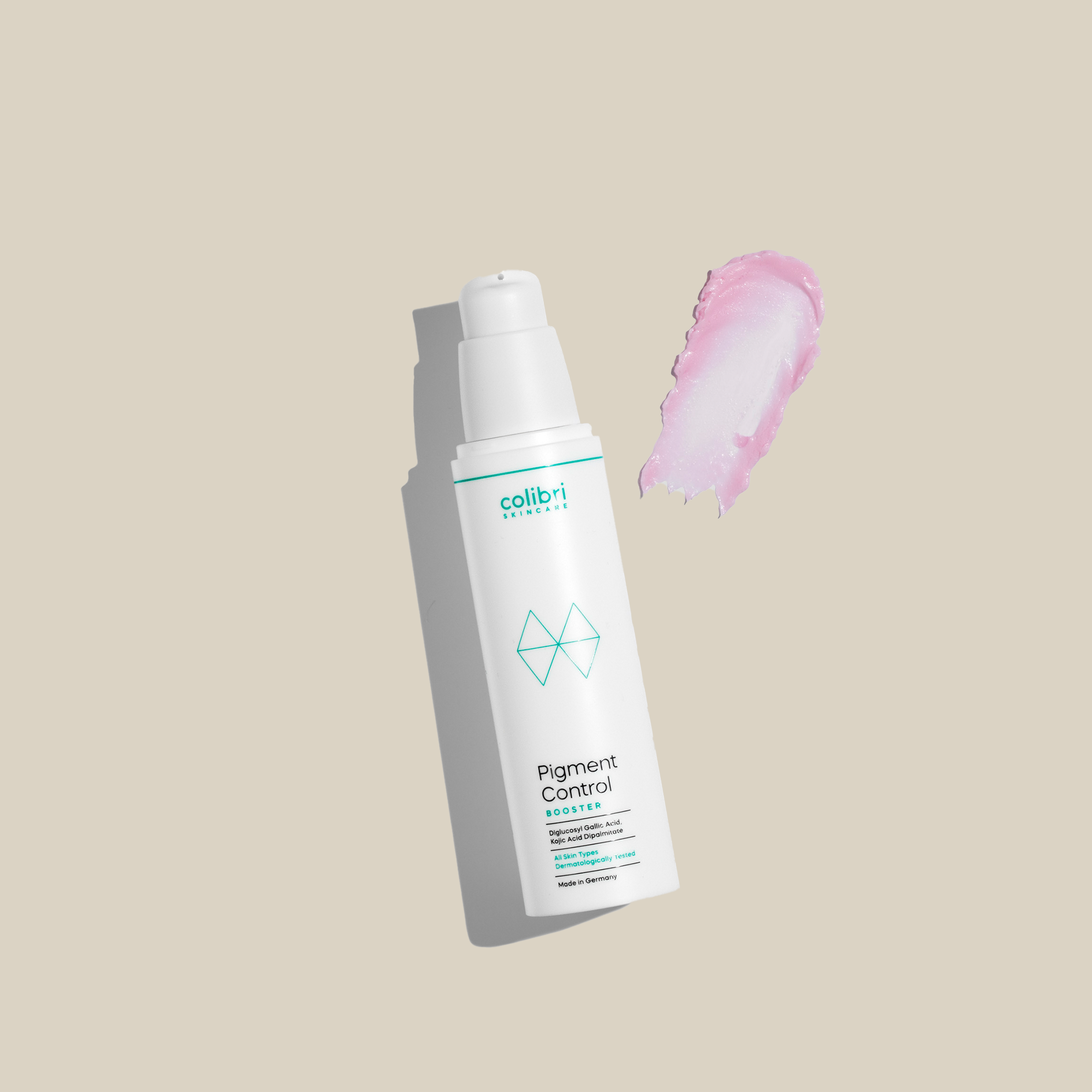Weißer Spender einer Hautpflegeserie mit Aufschrift "Pigment Control" neben einem rosa Cremeklecks auf beigem Hintergrund.