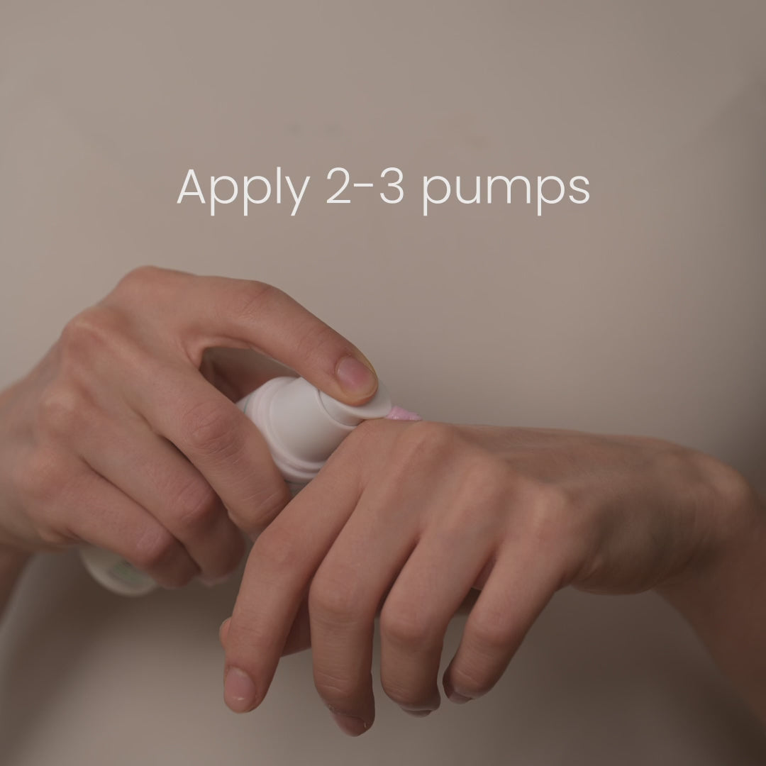 Person drückt Creme aus einer Flasche auf den Handrücken, mit dem Text "Apply 2-3 pumps" im Hintergrund.