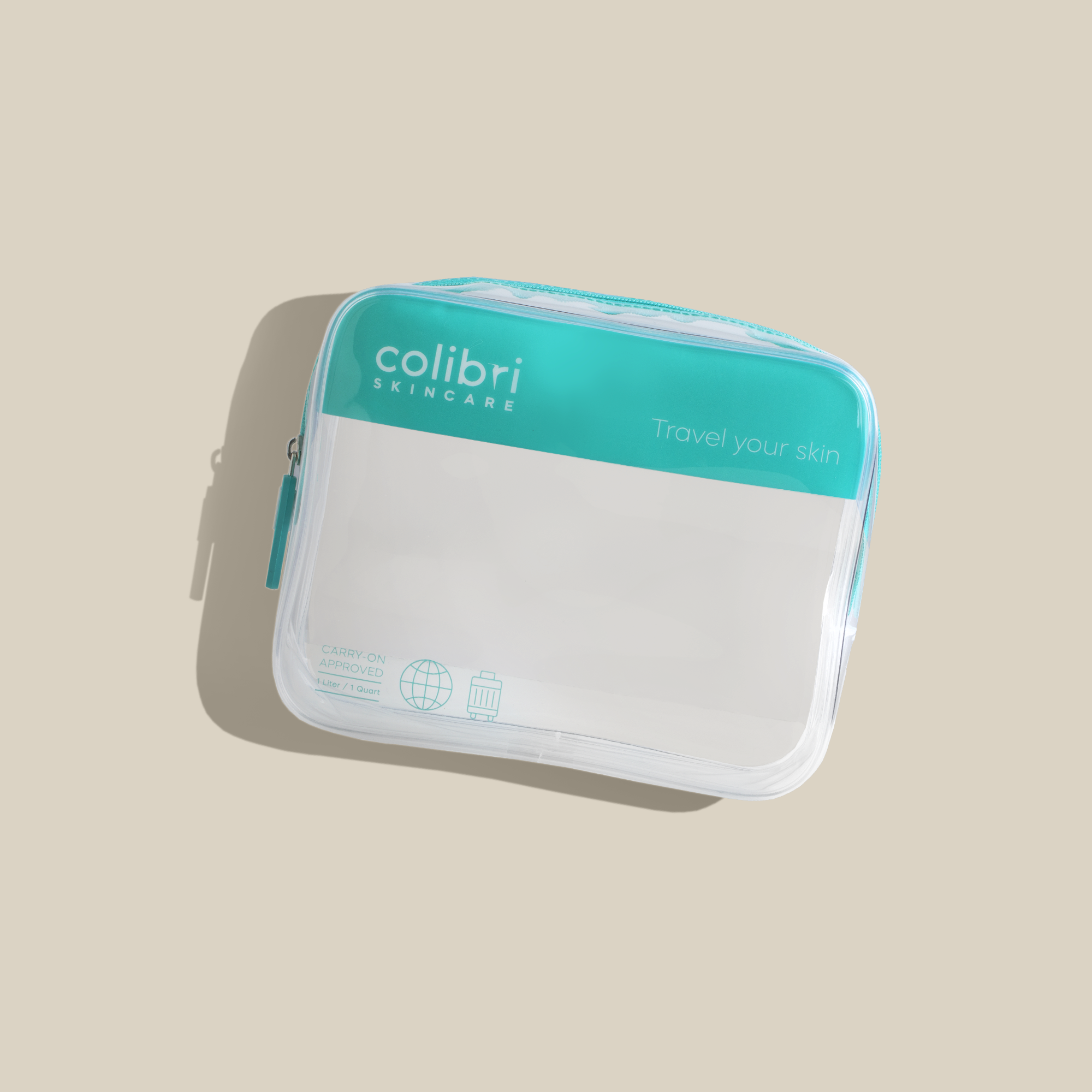 Transparente Kulturtasche mit türkisfarbenem Rand und Aufschrift "colibri skincare", auf hellem Hintergrund.