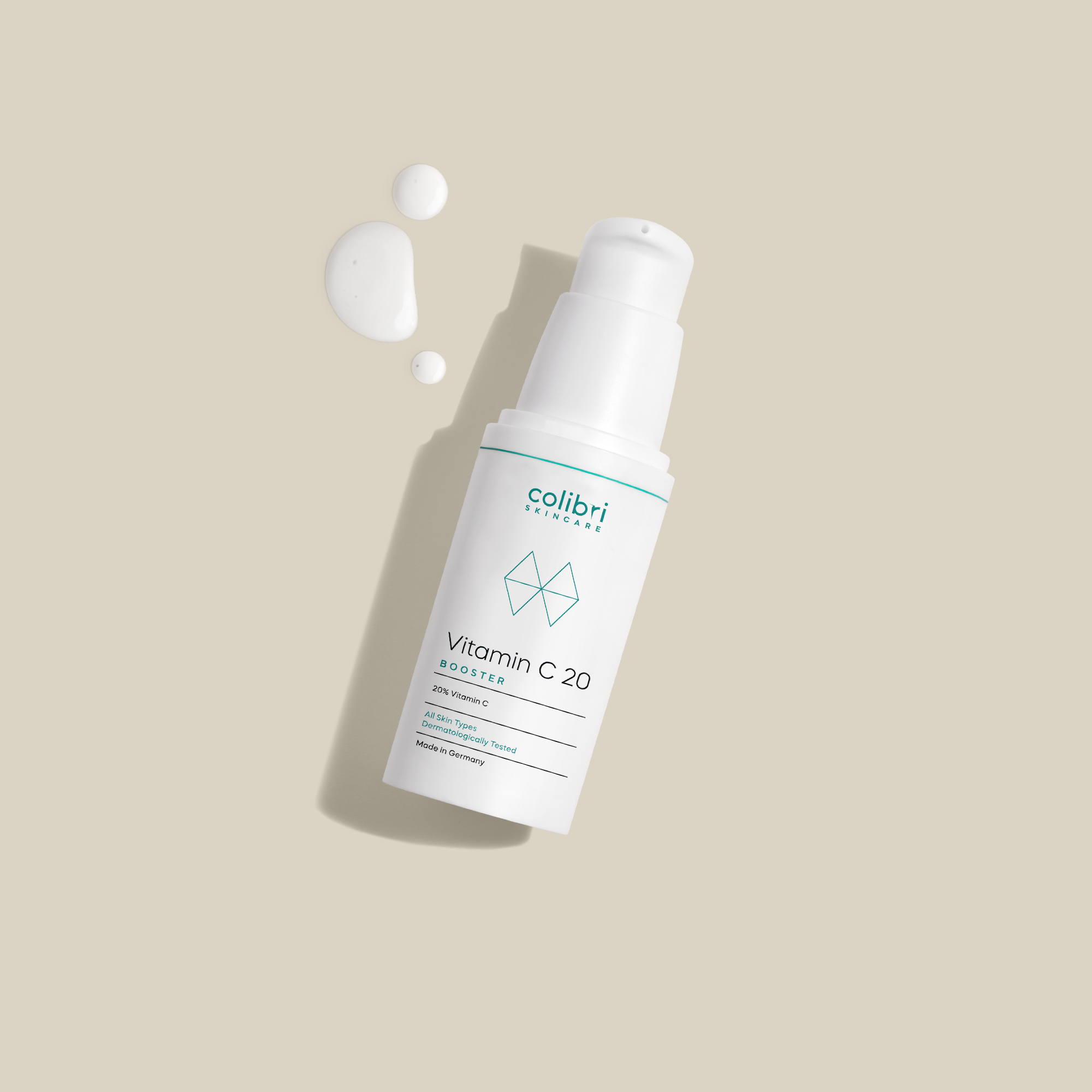 Flasche mit Vitamin C 20 Booster und Tropfen auf beigem Hintergrund.