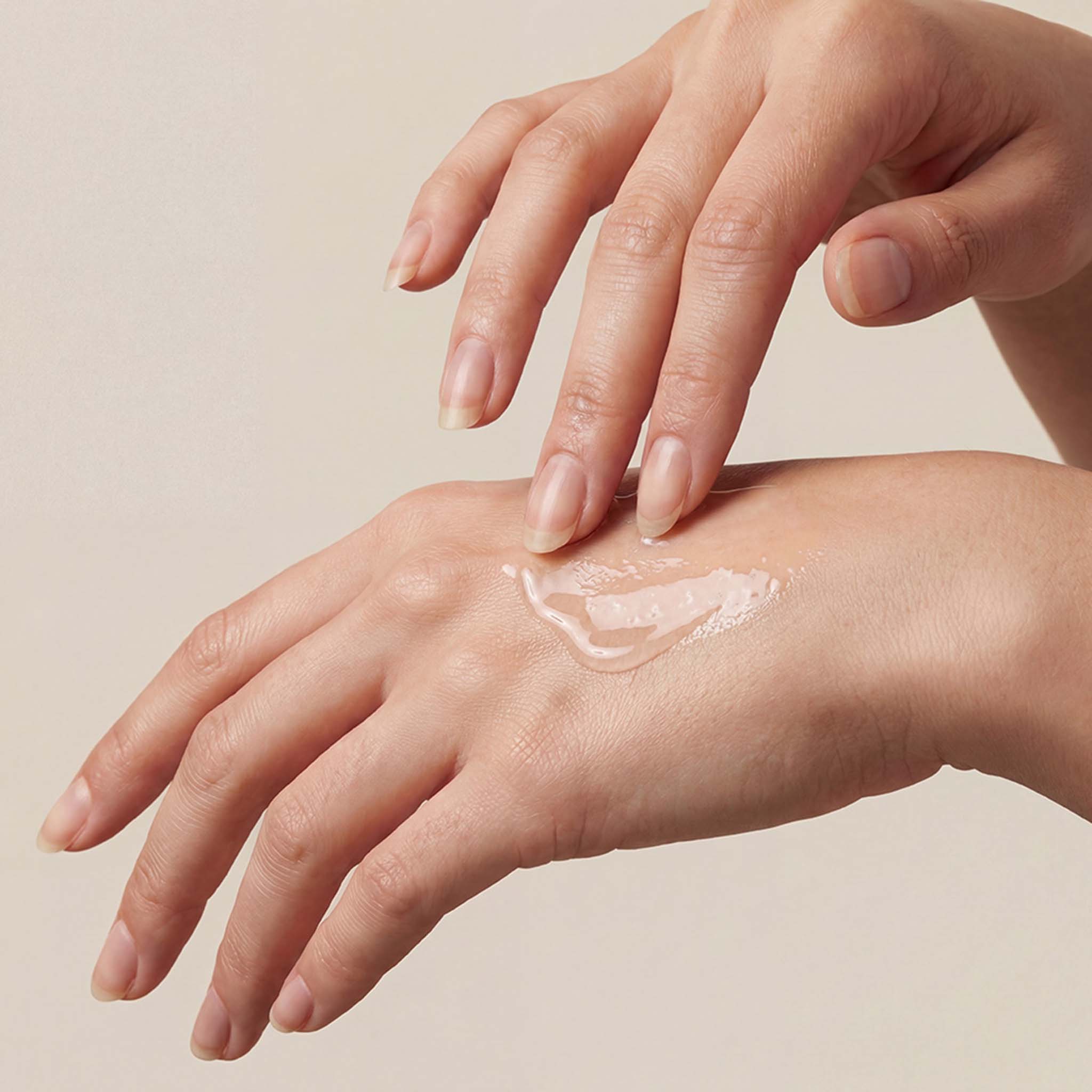 Klare Textur des Redness Control Boosters von colibri skincare auf Haut