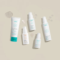 Travel Set mit liegenden Flaschen und Produktklecksen