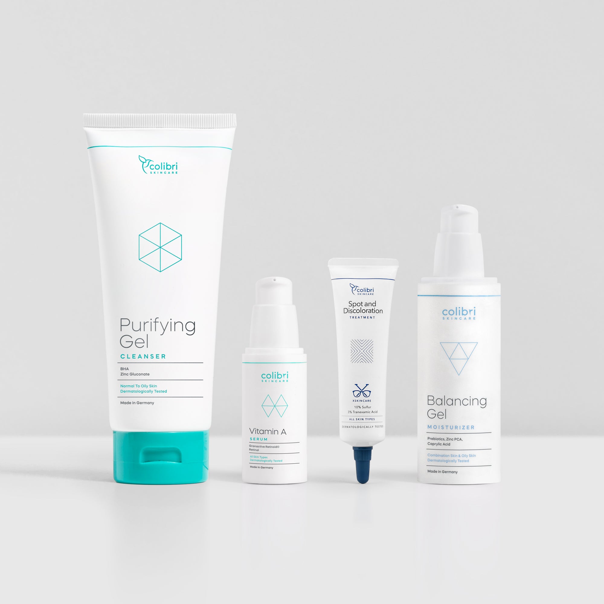 Vier Produkte für die Hautpflege, darunter ein Reinigungsgel, ein Vitamin-A-Serum, eine Spot-Behandlung und ein Feuchtigkeitsgel.